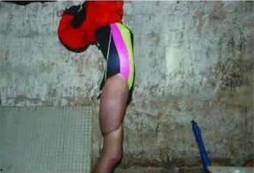 红衣男吃瓜,揭秘网络热议背后的真相